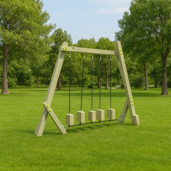 Ξύλινη παιδική χαρά με κούνιες σε εξωτερικό χώρο, ιδανική για παιδικές χαρές και πάρκα.